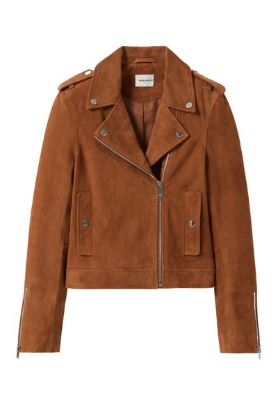 Giacca biker in suede marrone con revers a punta, chiusura frontale con zip, due tasche laterali e dettagli in metallo argentato.