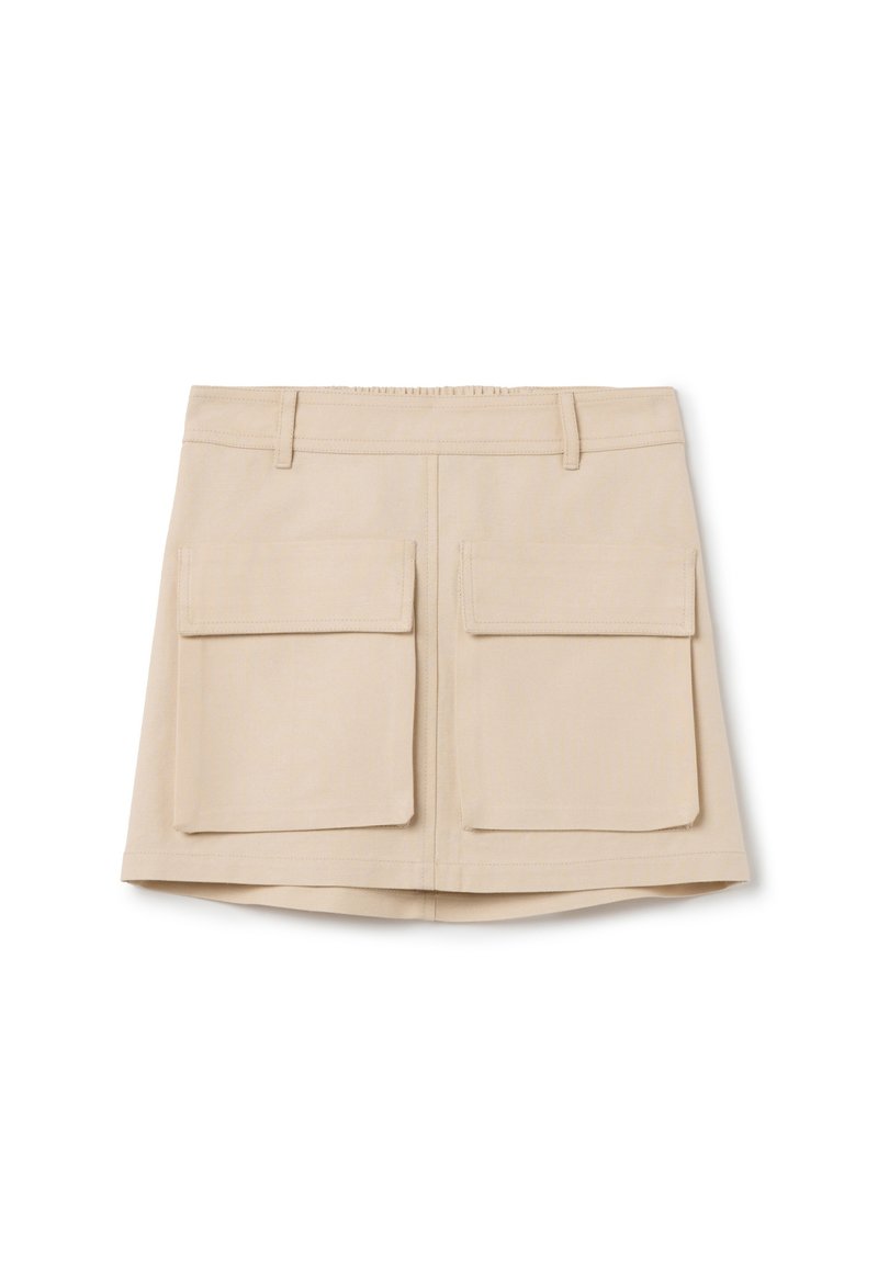 Beige rok met twee grote voorkken, gemaakt van gladde stof, met een gestructureerd ontwerp, tailleband en een iets uitlopende zoom.