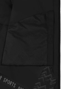Schwarze Sportjacke mit strukturiertem Mesh-Einsatz, glattem Stoff und reflektierenden Akzenten. Gefaltete Kante und genähte Details sind vorhanden.