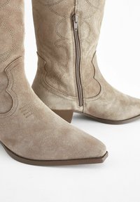 Next FOREVER COMFORT STITCHED DETAIL -REGULAR FIT - Gležnjar v kavbojskem in motorističnem slogu - mink brown