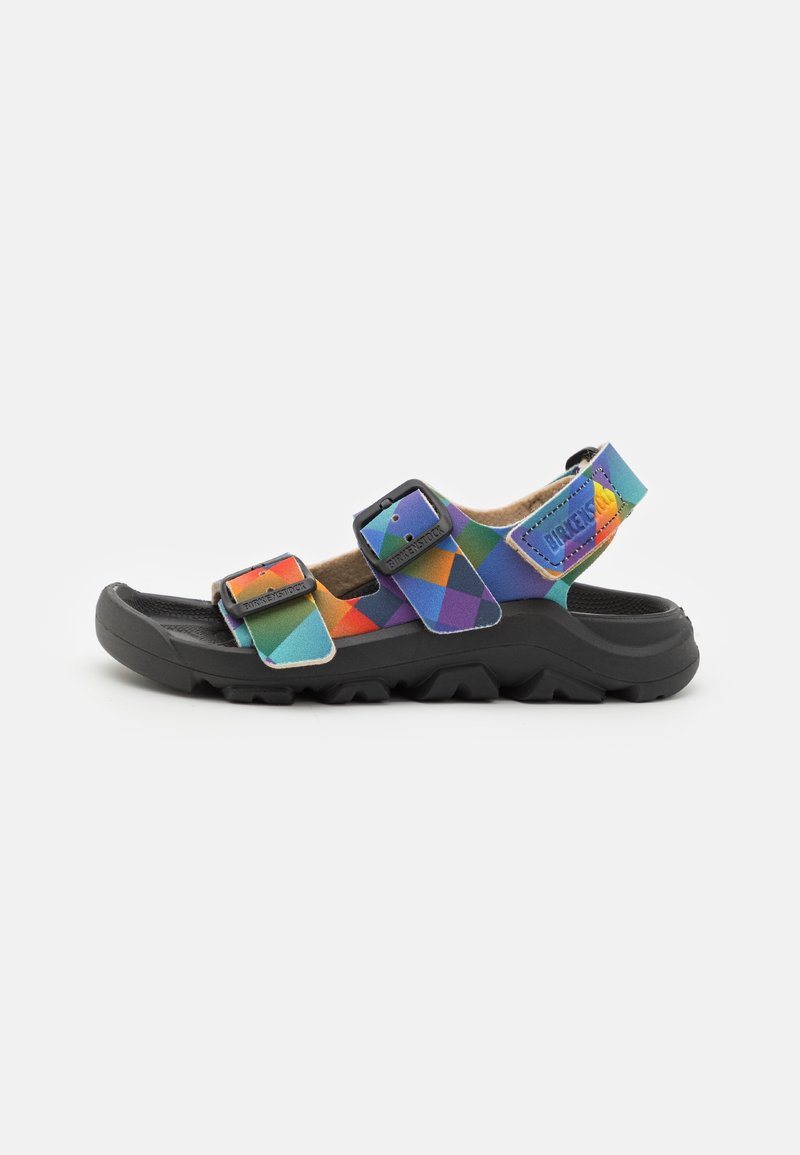 Sandale à bout ouvert avec semelle noire épaisse et brides à motif géométrique coloré avec boucles noires réglables.