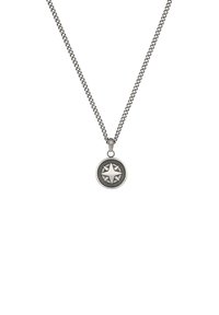 Collana in argento con pendente rotondo caratterizzato da un design di stella prominente, sfondo texturizzato e bordi lisci.