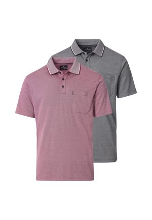 Dwie koszulki polo z krótkim rękawem, z kołnierzykami na guziki i kieszeniami na piersiach, jedna w stonowanym różu, druga w szarym kolorze z kontrastującą lamówką kołnierzyka.