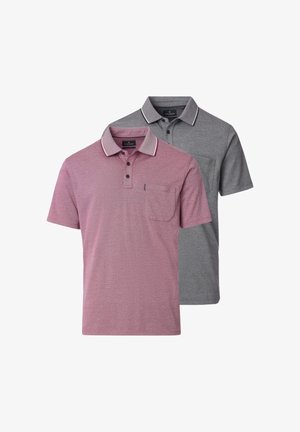 Dwie koszulki polo z krótkim rękawem, z kołnierzykami na guziki i kieszeniami na piersiach, jedna w stonowanym różu, druga w szarym kolorze z kontrastującą lamówką kołnierzyka.