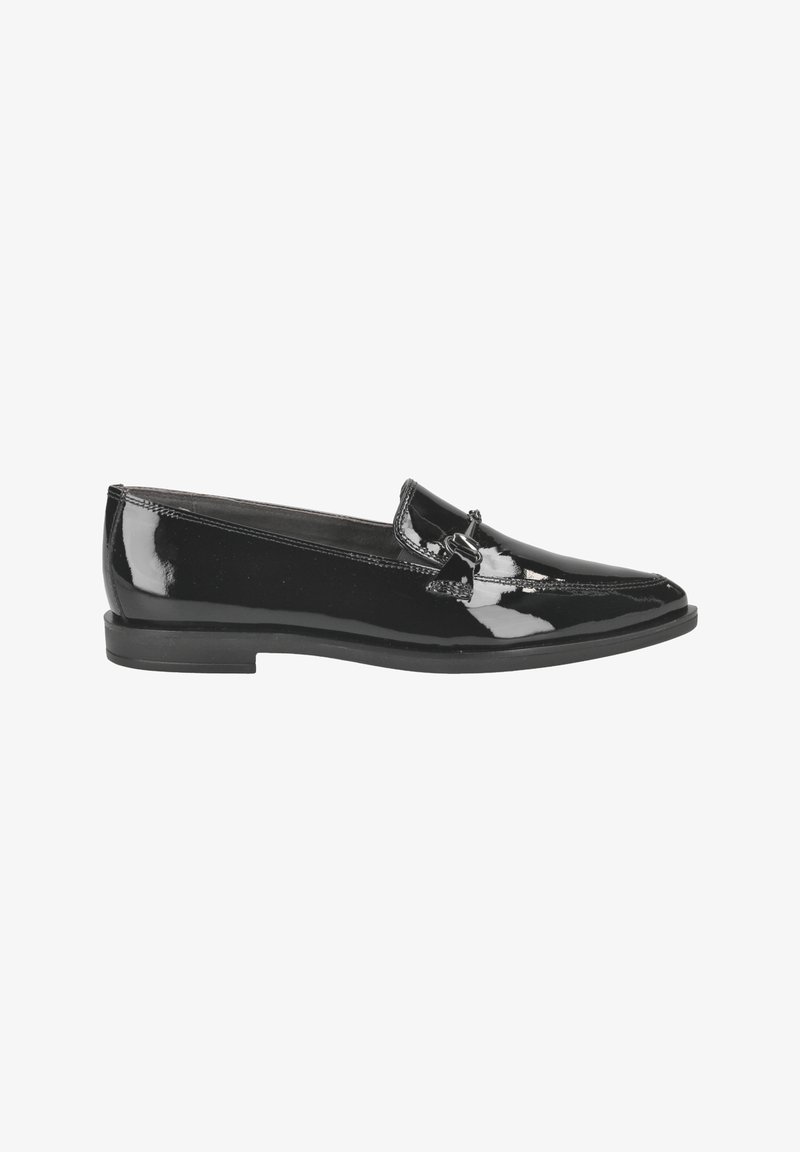 Mocassin en cuir verni noir avec petit talon, bout arrondi et boucle métallique décorative sur le dessus, présenté de profil sur fond blanc.