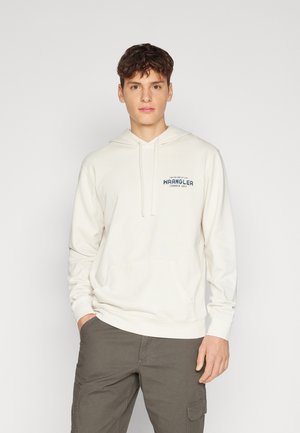 Kremowa bluza z kapturem, z przednią kieszenią, sznurkami oraz małym niebieskim logo "Wrangler" na piersi; prosty design i miękka tekstura.