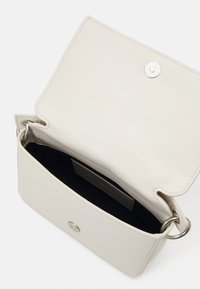 Calvin Klein Jeans QUILTED  BOXY FLAP - Borsa a tracolla - eggshell