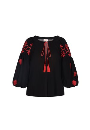 Sort bluse med puffede ærmer og røde broderede detaljer. Har en tied halsudskæring med kvaster og et løst fit design.