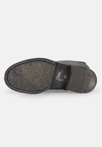 Semelle de chaussure noire avec caoutchouc texturé pour une meilleure adhérence, tige en cuir lisse et détail de taille gravé. Le talon a une légère courbure.