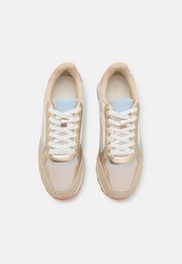 Scarpe da corsa beige con accenti dorati, dettagli blu chiaro e rosa. Presentano un colletto imbottito, lacci bianchi e una suola in gomma testurizzata.