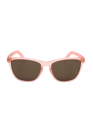 Occhiali da sole con montatura traslucida rosa, lenti rettangolari scure e bordi leggermente arrotondati, mostrati su sfondo bianco.