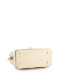 Beige Lederhandtasche mit rechteckiger Form. Verfügt über vier goldfarbene Füße und genähte Details entlang der Kanten.