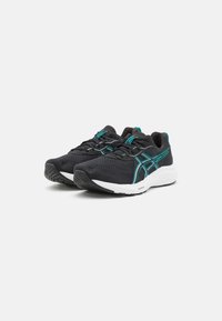 Zwarte sportieve schoenen met turquoise accenten, bovenkant van mesh, vetersluiting en witte tussenzool. Van textuur voorziene grip outsole voor tractie.