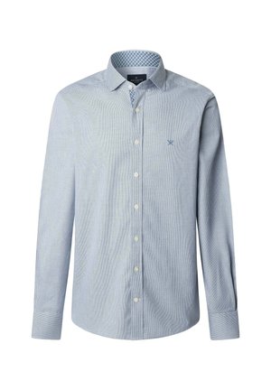 Lichtblauw overhemd met lange mouwen, knoopsluiting en een subtiele ruitpatroon, contrasterende binnenkraag en een klein geborduurd logo op de linkerkant van de borst.