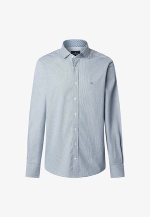 Lichtblauw overhemd met lange mouwen, knoopsluiting en een subtiele ruitpatroon, contrasterende binnenkraag en een klein geborduurd logo op de linkerkant van de borst.