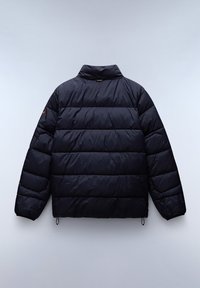 Námořnická puffer bunda s vysokým límcem, s prošívaným designem, elastickými manžetami a nastavitelnými šňůrkami na lem. Hladká textura, bez vzorů.