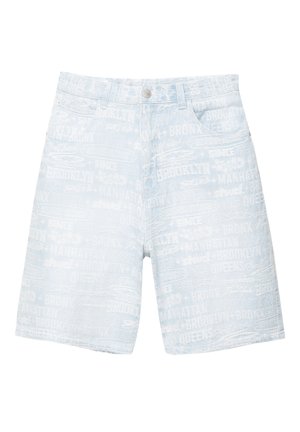 Vaaleansiniset shortsit, joissa on toistuva graafinen kuvio kaupunkien nimistä. Valmistettu denimpistä, klassisella leikkauksella ja viidellä taskulla.