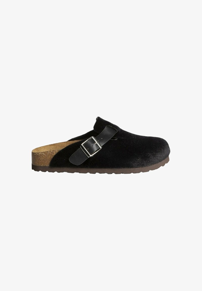 Zueco negro con una parte superior de textura suave, hebilla negra ajustable, plantilla de corcho y suela externa de goma marrón duradera. Diseño minimalista.