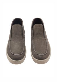 Încălțăminte slip-on din suede gri, cu o textură netedă, vârf rotund și talpă din cauciuc alb. Prezintă cusături vizibile în jurul marginii.