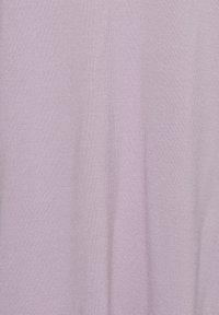 Tissu lilas clair avec une texture lisse ; motif tricoté avec un subtil motif à côtes ; matériau doux et léger.