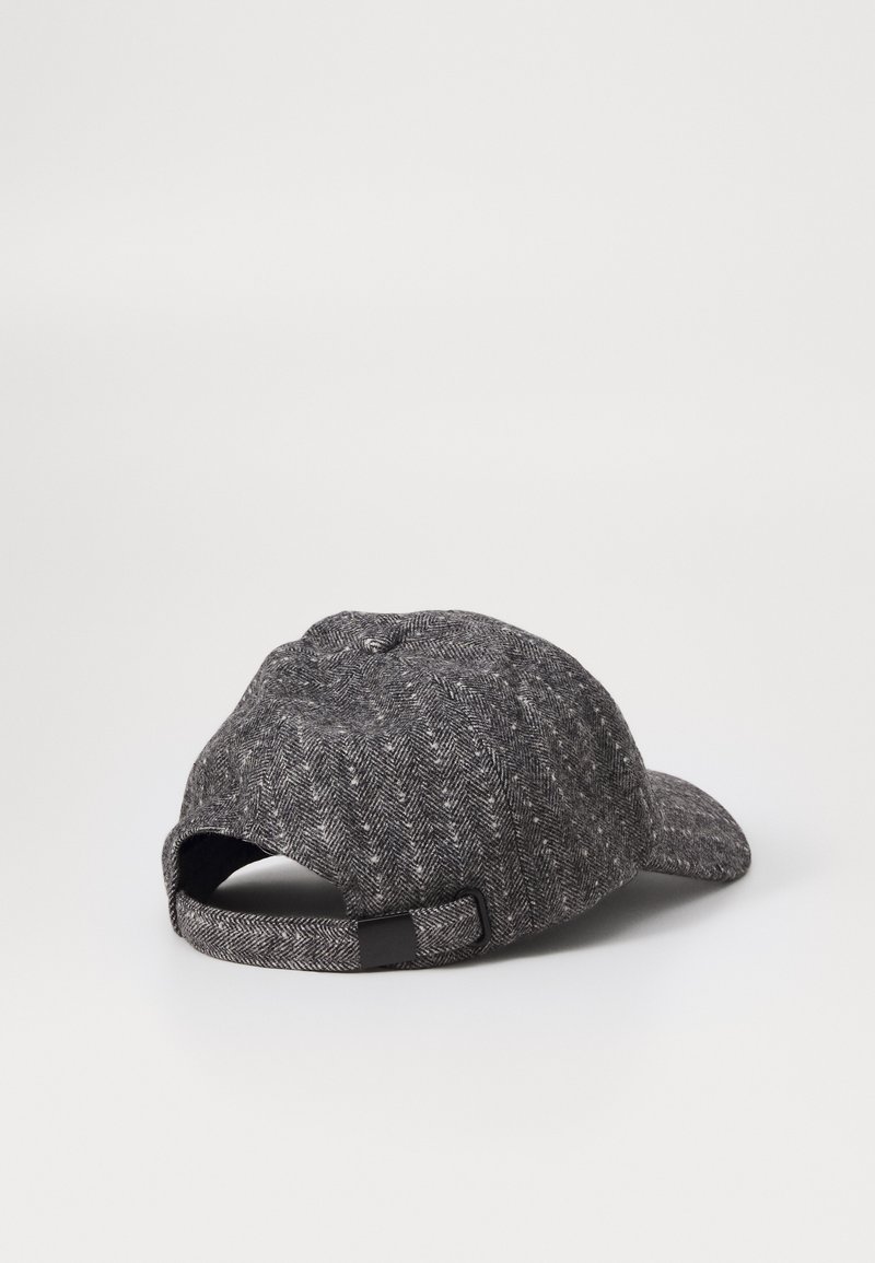 Gorra gris tipo espiga con visera curvada, fabricada en tejido texturizado. Correa ajustable en la parte posterior, que presenta un simple acento negro.