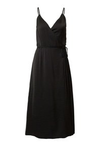 Schwarzes, ärmelloses Wickelkleid mit V-Ausschnitt, dünnen Trägern und einem Knoten in der Taille; glatte Textur mit leichtem Glanz. Lange, fließende Silhouette.