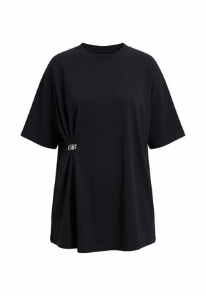 T-shirt nera oversize a maniche corte con collo tondo e dettaglio laterale arricciato fissato da una piccola fibbia argentata.