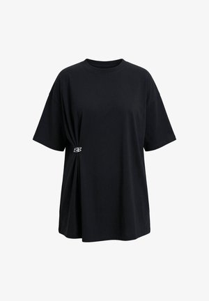 T-shirt nera oversize a maniche corte con collo tondo e dettaglio laterale arricciato fissato da una piccola fibbia argentata.