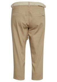 Vue arrière d’un pantalon beige court avec deux poches passepoilées à l’arrière et une ceinture tressée écrue.