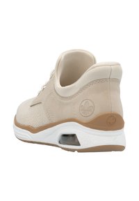 Scarpa sportiva beige realizzata in materiali mesh e suede, con una suola intermedia bianca dotata di un'unità di ammortizzazione e una suola esterna in gomma per una migliore aderenza.