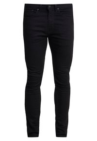 Vaqueros pitillo negros hechos de denim, con un diseño de cinco bolsillos, cierre de botón y detalles de costura mínimos. Textura suave en toda su superficie.