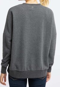Donkergrijze sweatshirt met een ronde hals, verlaagde schouders en geribbelde manchetten. Gladde textuur met een subtiele logo-detail op de achterkant.