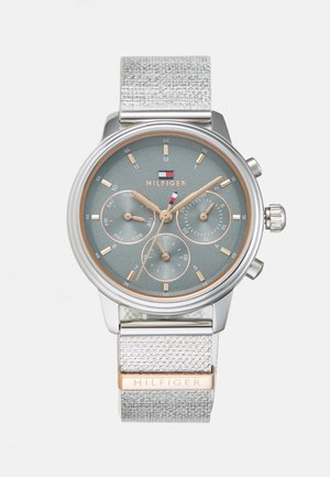 Montre en argent avec un bracelet en argent texturé, cadran gris, accents en or rose, sous-cadrans chronographe et boîtier rond en acier inoxydable.