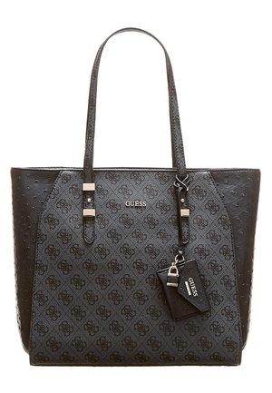 Czarna torba typu tote marki Guess z wzorem logo, podwójnymi paskami na ramię oraz zawieszkami w kształcie małej kłódki i klucza.