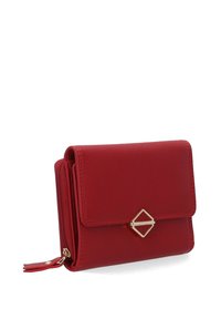 Rode leren portemonnee met een textuurafwerking, voorzien van een klep met sluiting en een gouden geometrisch accent. Compact ontwerp met een zijvak met ritssluiting.
