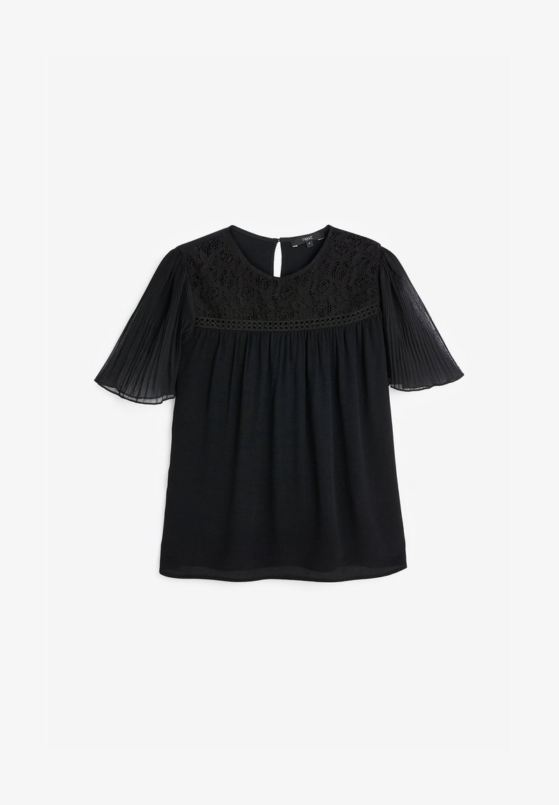 Blouse noire avec un empiècement en dentelle, des bandes horizontales et des manches courtes plissées, présentant une fermeture à bouton en forme de trou de clé à l'arrière du cou.