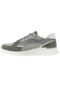 Sneakers da uomo in una combinazione di suede e pelle grigia e verde, suola in gomma bianca, lacci grigi e collare imbottito per il massimo comfort.