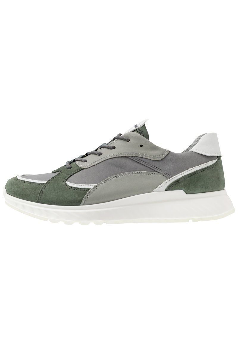 Sneakers da uomo in una combinazione di suede e pelle grigia e verde, suola in gomma bianca, lacci grigi e collare imbottito per il massimo comfort.