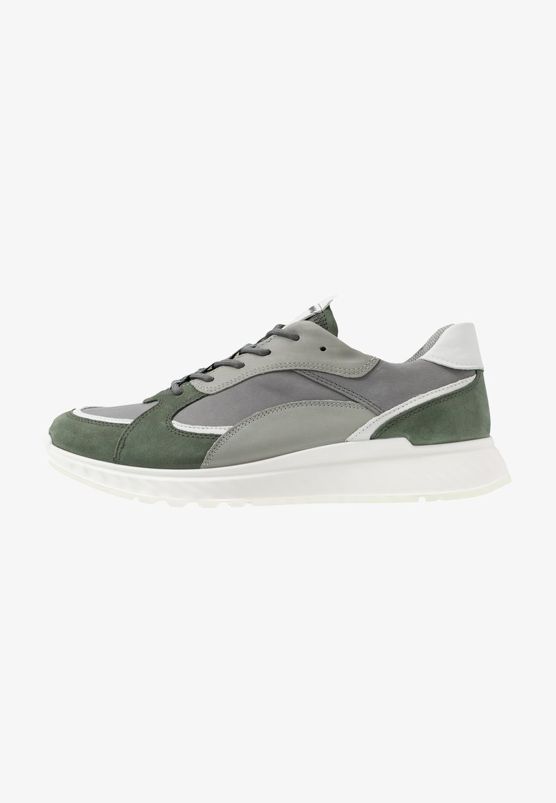 Sneakers da uomo in una combinazione di suede e pelle grigia e verde, suola in gomma bianca, lacci grigi e collare imbottito per il massimo comfort.