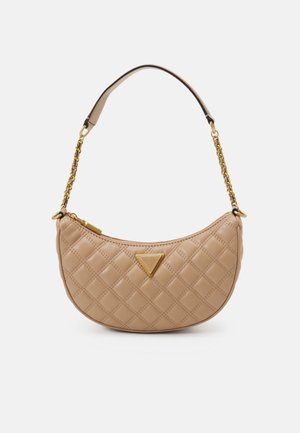 Beige gesteppte Crescent-Handtasche mit goldem dreieckigem Logo und Reißverschluss, ausgestattet mit einem abnehmbaren goldenen Ketten-Schulterriemen mit Lederpolster.