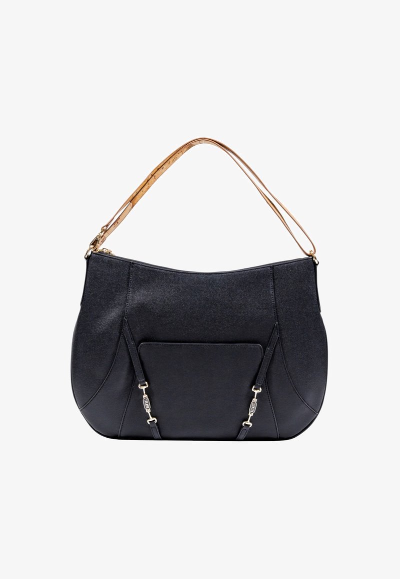 Borsa a spalla in pelle nera con cinturino marrone, tasca frontale e dettagli della chiusura in tono oro su sfondo bianco.