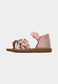 Ροζ πέδιλο για νήπια με λουράκι στον αστράγαλο, καφέ σόλα και διακοσμητικά παστέλ άνθη στα μπροστινά λουριά.