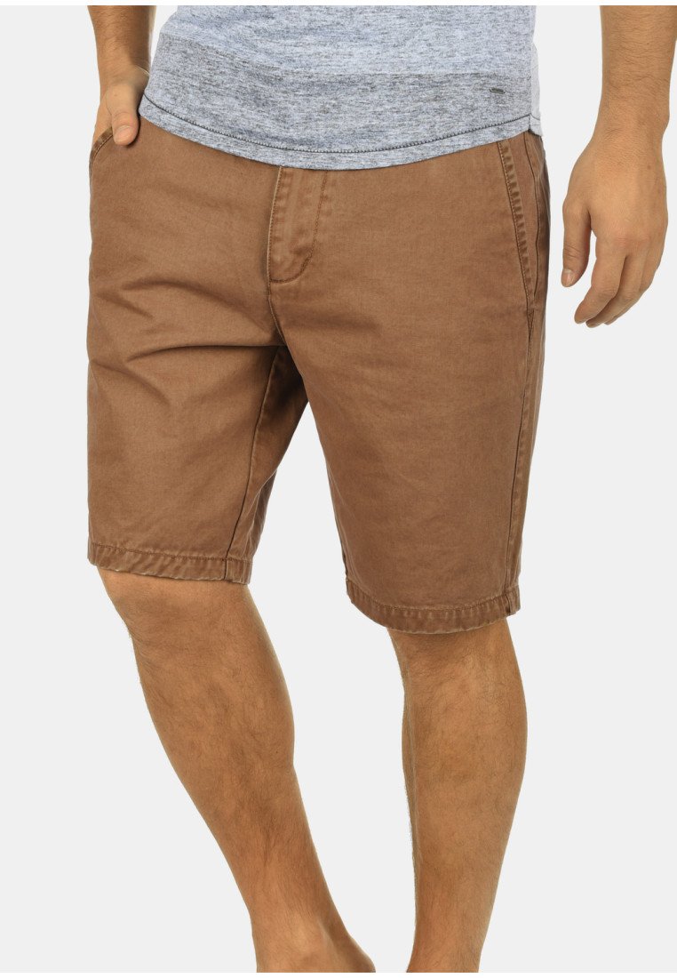 Shorts en coton brun avec une coupe droite, dotés de deux poches latérales et d'une texture lisse, associés à une chemise grise à manches courtes.