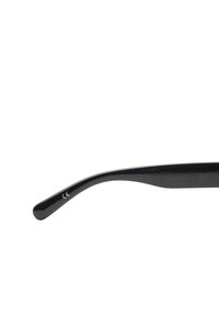 Czarne plastikowe okulary przeciwsłoneczne o zakrzywionym kształcie. Charakteryzują się gładką fakturą oraz małym oznaczeniem CE na wewnętrznej stronie zausznika.