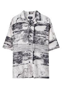 Koszula krótko rękawowa z zapięciem na guziki, w czarno-białym, abstrakcyjnym wzorze teksturowym oraz luźnym kroju.
