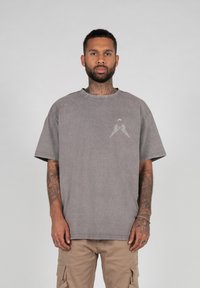 MJ Gonzales HIGHER THAN HEAVEN ACID WASHED HEAVY OVER - T-shirts print - asphalt