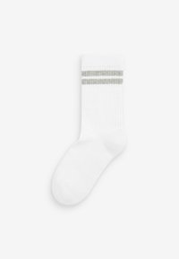 Calzino bianco in cotone con texture a costine, caratterizzato da due strisce grigie nella parte superiore. Design di lunghezza standard.