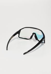 Czarne sportowe okulary przeciwsłoneczne z geometryczną oprawą, lustrzanymi soczewkami i teksturowanymi akcentami gumowymi na zausznikach dla lepszego uchwytu.