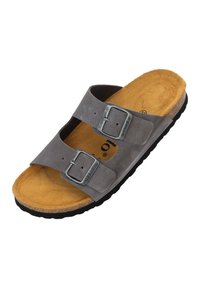 Grijze suede sandaal met twee verstelbare gespen, zachte bruine kurken voetbed en gestructureerde zwarte rubberen zool. Casual ontwerp geschikt voor warm weer.