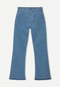 Svetle modré džínové kalhoty se dvěma zadními kapsami, rovnými nohavicemi a neopracovanými lemy s tmavším šitím.